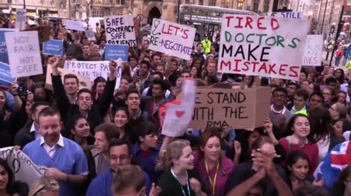 UK: Thousands of junior doctors decry new 'unsafe & unfair' contracts