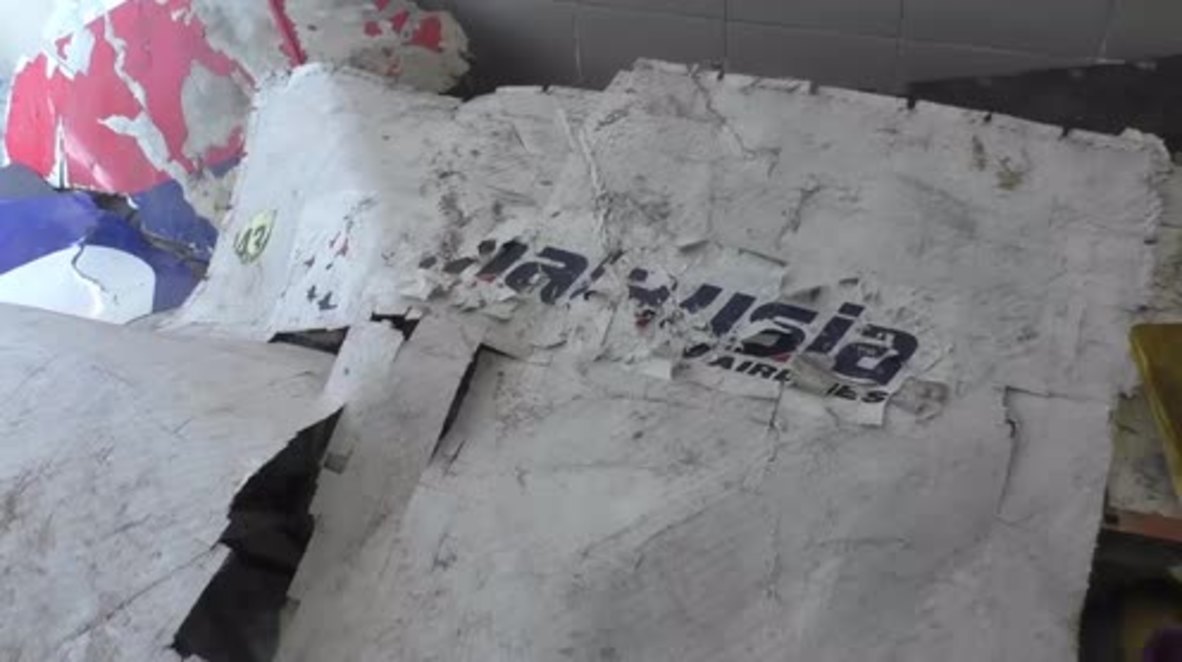 Ukraine: DPR officials transfer MH17 plane wreckage to Dutch experts