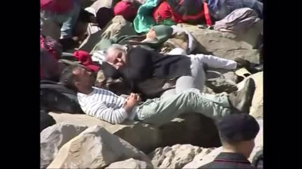 Italy: Police clear migrant camp on border with France
