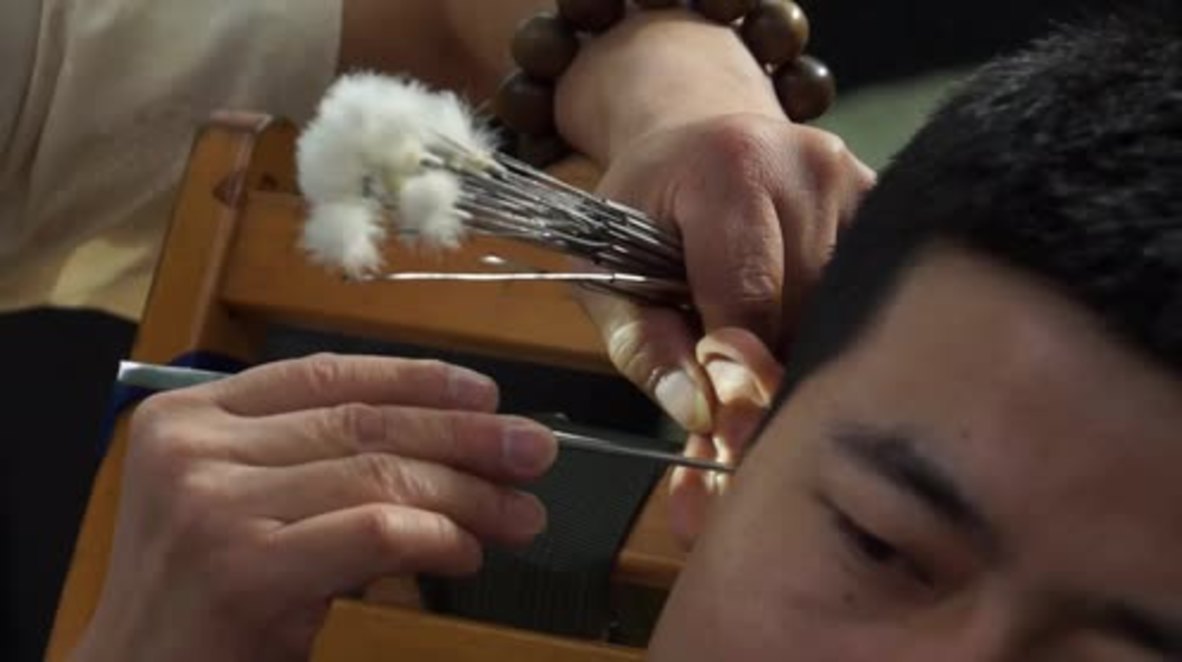 China: Is the ancient profession of ear-cleaning dying? It seems not