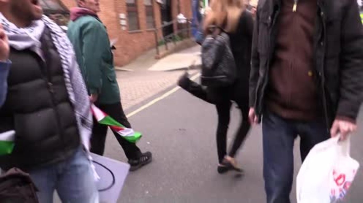 UK: 'I'm ready to go back to war' - Zionists rally outside Palestinian Mission in London