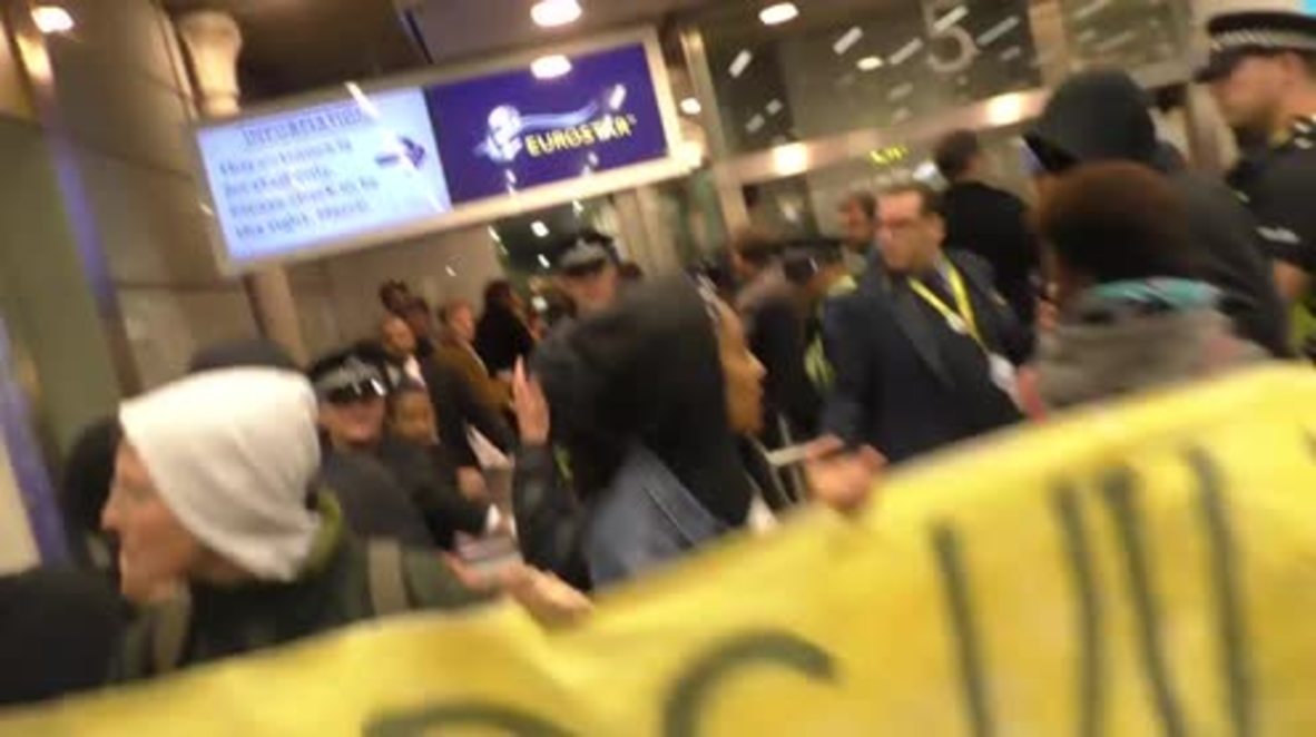 UK: Pro-refugee demo paralyses London's St. Pancras station