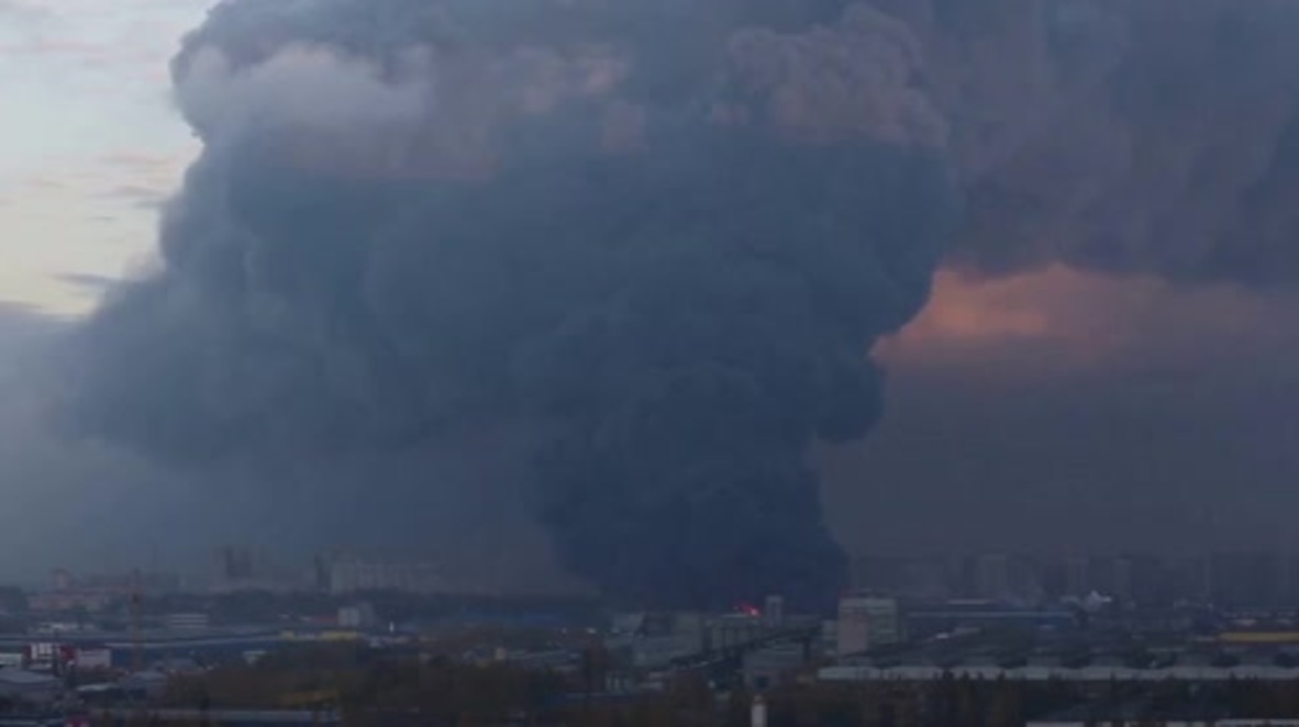 Russia: Historic St. Petersburg dominated by smoke following warehouse fire