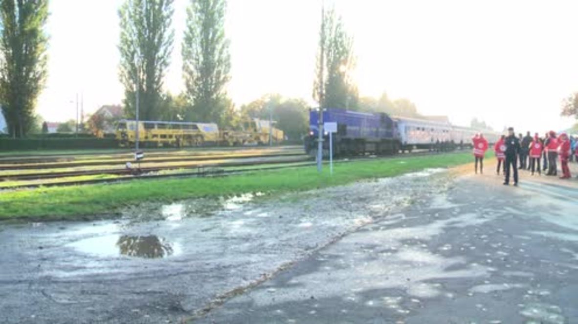 Croatia: Refugees board coaches to Slovenia after Hungary closes border