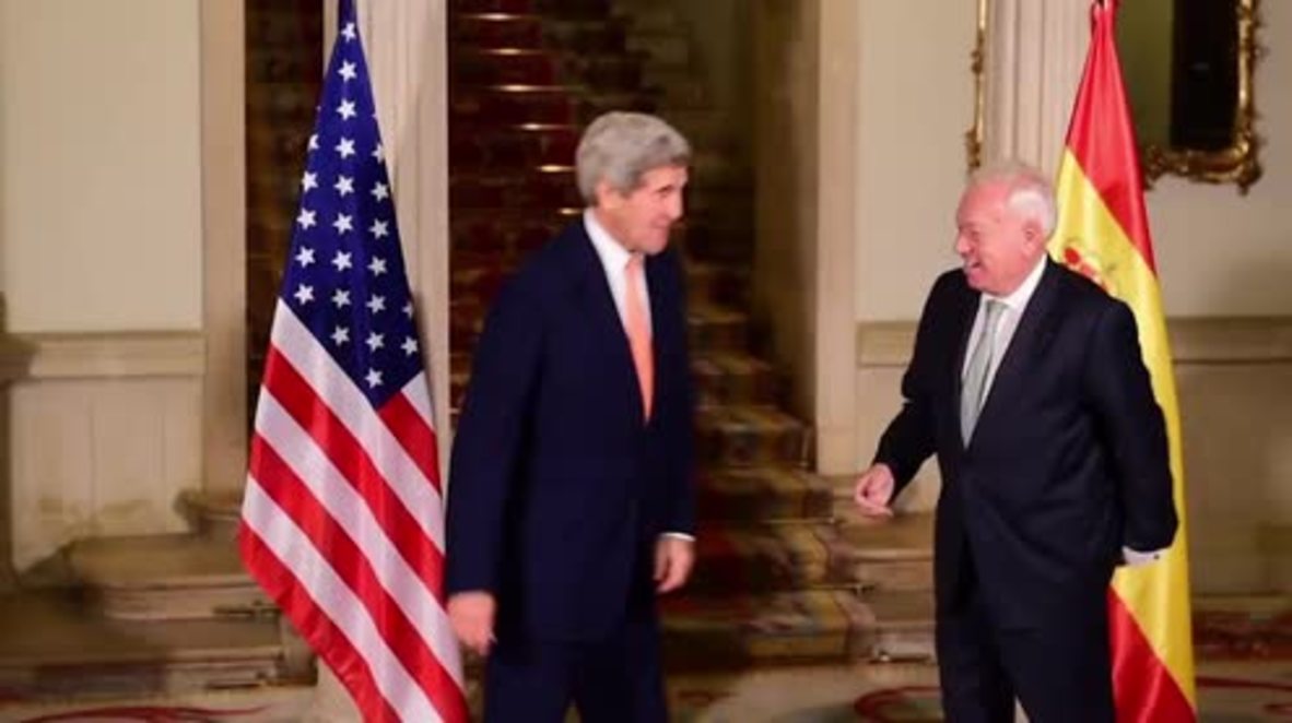 Spain: FM Garcia-Margallo presents John Kerry with a guitar