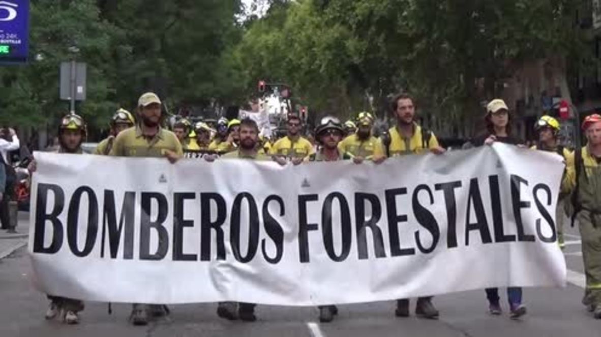 Spain: Forest firefighters march to Madrid from Valladolid to demand better working conditions