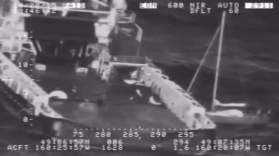 USA: Yachtsman and CAT make dramatic leap onto ship amid high seas