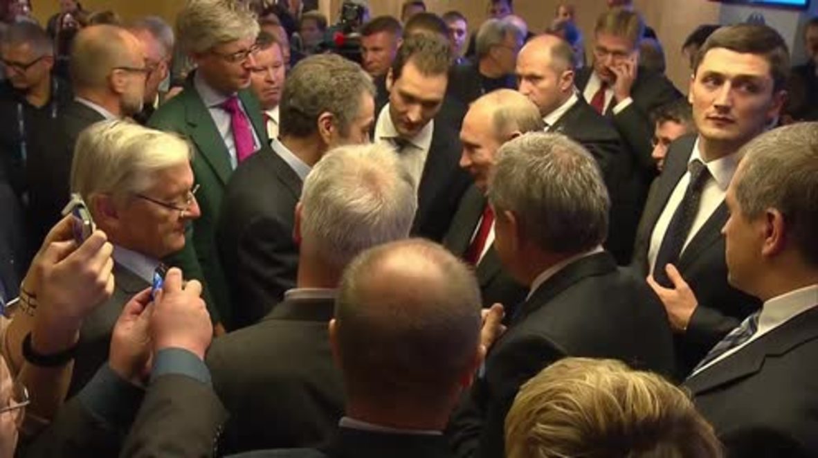 Russia: Putin mingles with fans at Valdai Discussion Club after party