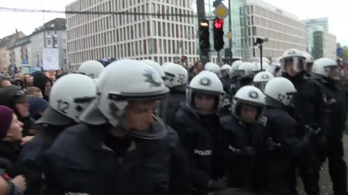 Germany: Antifa protesters clash with police at HoGeSa counter-demo