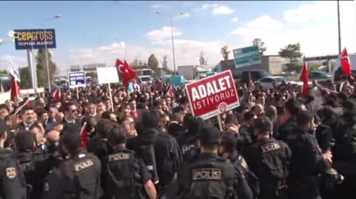 Turkey: Police enforce govt. seizure of Koza Ipek Holding in Ankara