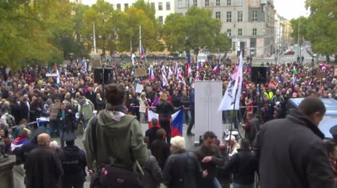 Czech Republic: Anti and pro-refugee protesters face off in Prague