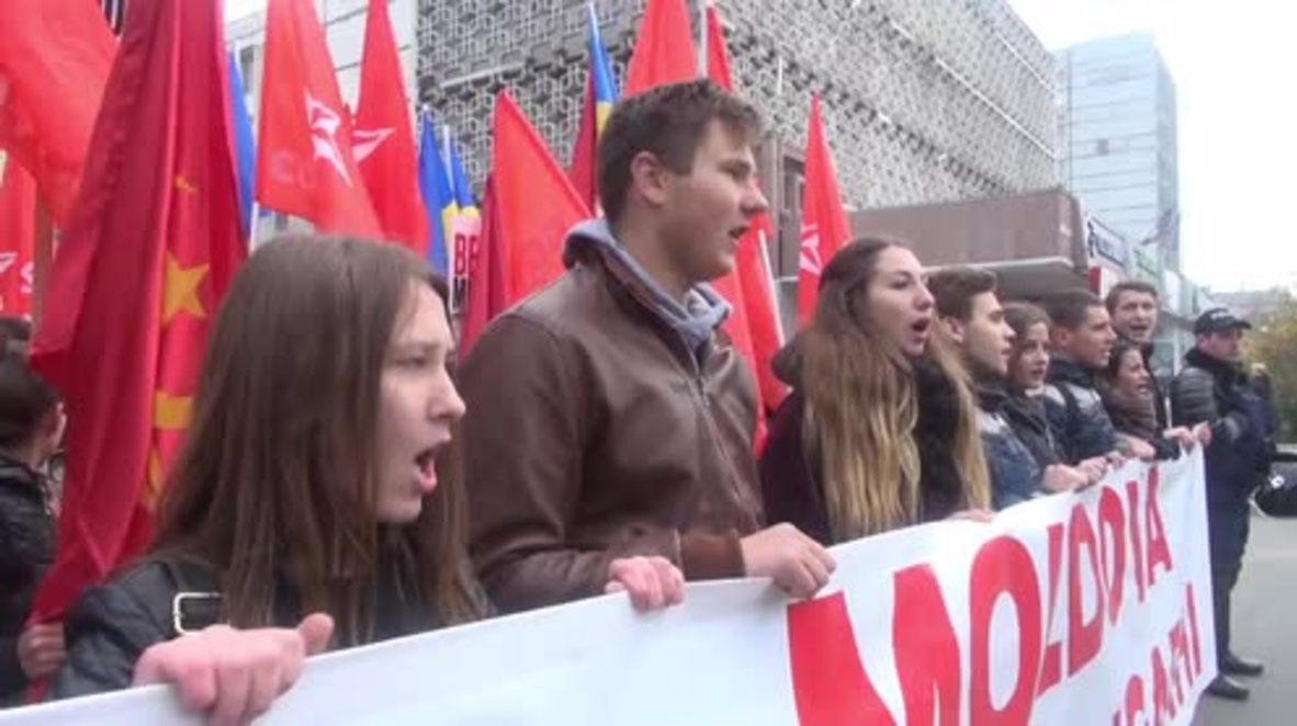 Moldova: Thousands celebrate after parliament dismisses government