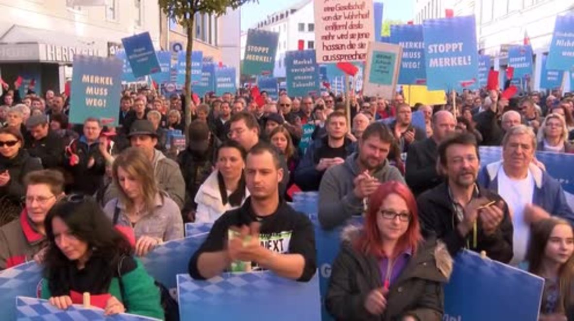 Germany: Pro- and anti- refugee protesters face-off in Passau