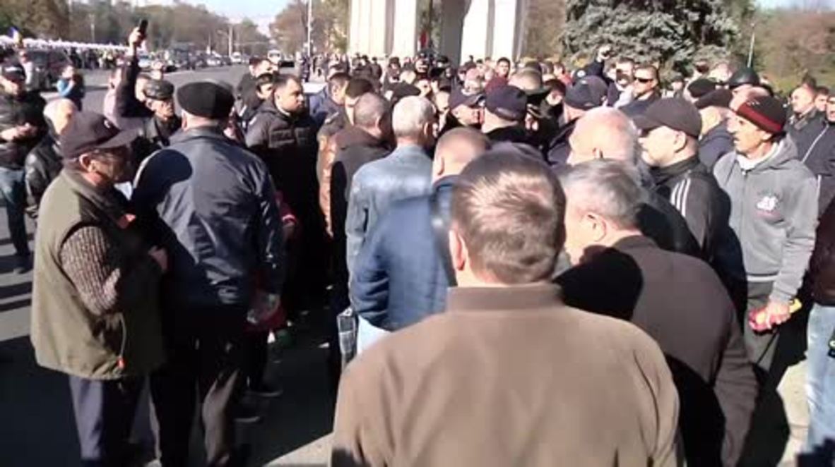 Moldova: Arrest made as protesters collect signatures for presidential vote