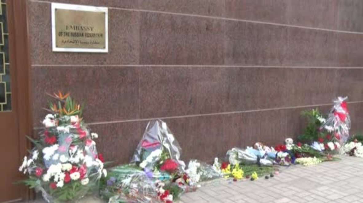 Egypt: Mourners place flowers at Russian embassy in Cairo