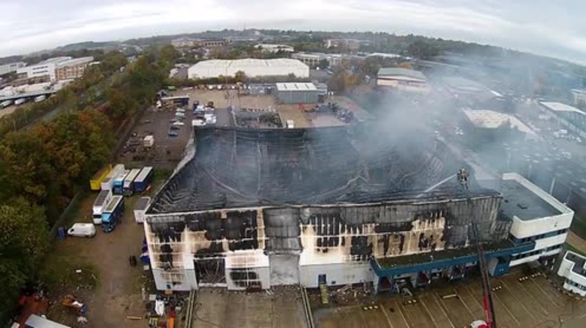 UK: Drone captures Bracknell industrial estate on fire