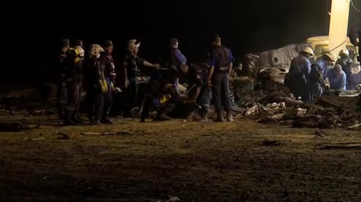 Egypt: EMERCOM officials remove bodies from flight 7K9268 wreckage