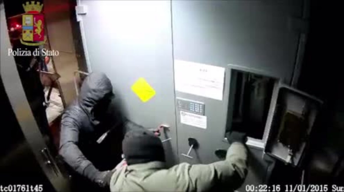 Italy: Footage shows lorry looting gang in action, arrest warrant issued