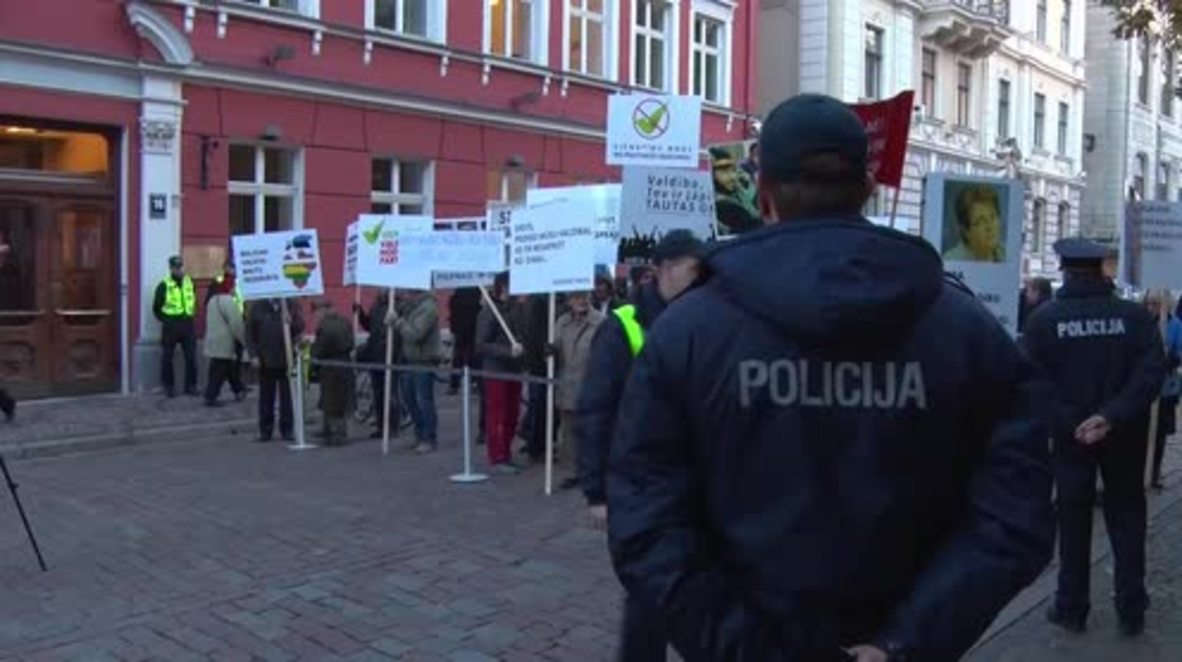 Latvia: Anti-refugee protesters stage rally outside parliament in Riga