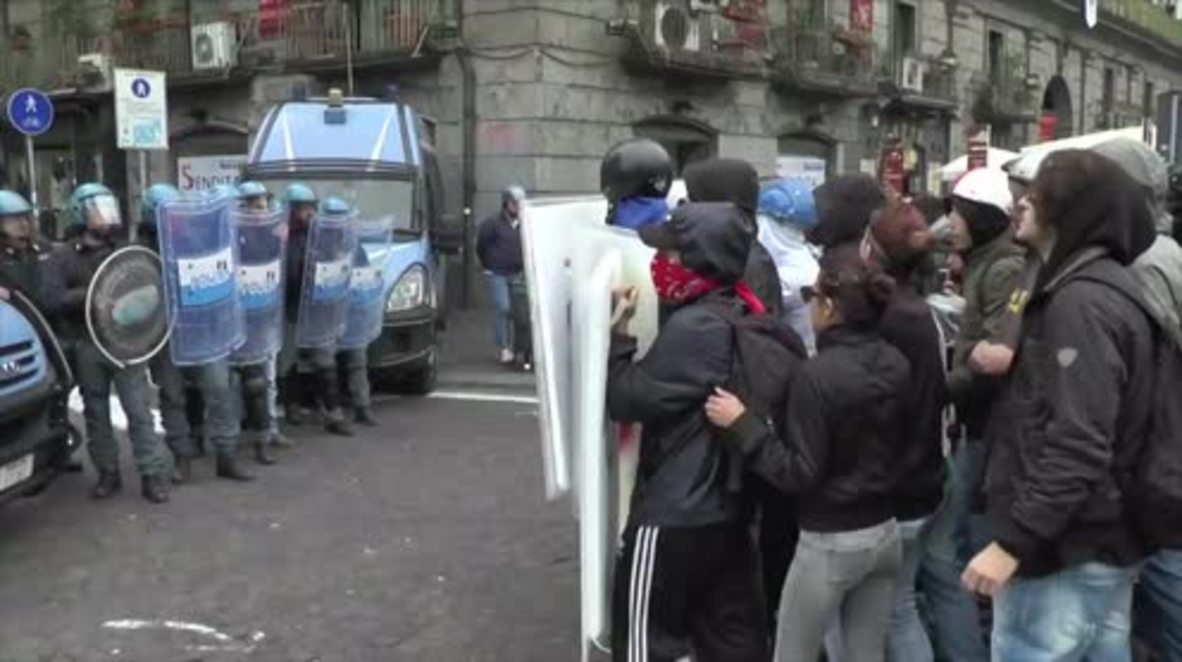 Italy: Students clash with police against 'Good School' reform in Naples