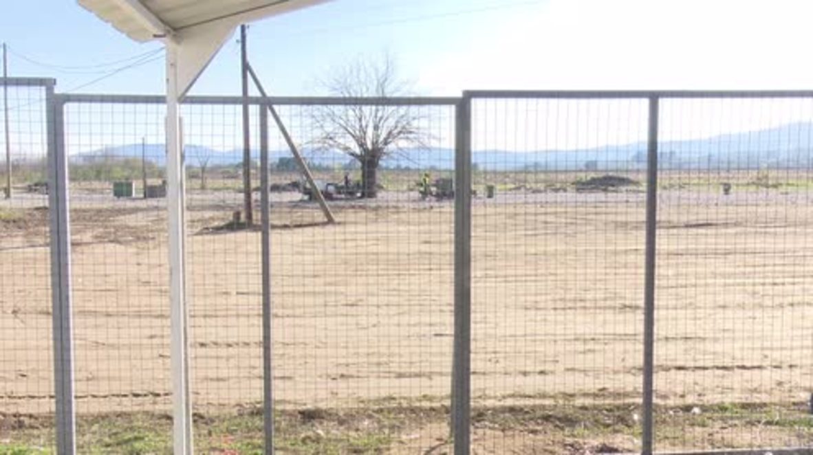 Macedonia: Authorities erect fence on Greek border to stem refugee flow