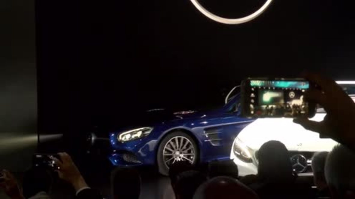 USA: See Mercedes-Benz's new SL550 in all its glory!