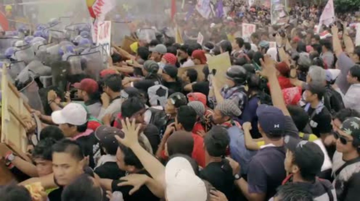 Philippines: Hundreds clash with police at Manila anti-APEC Summit protest