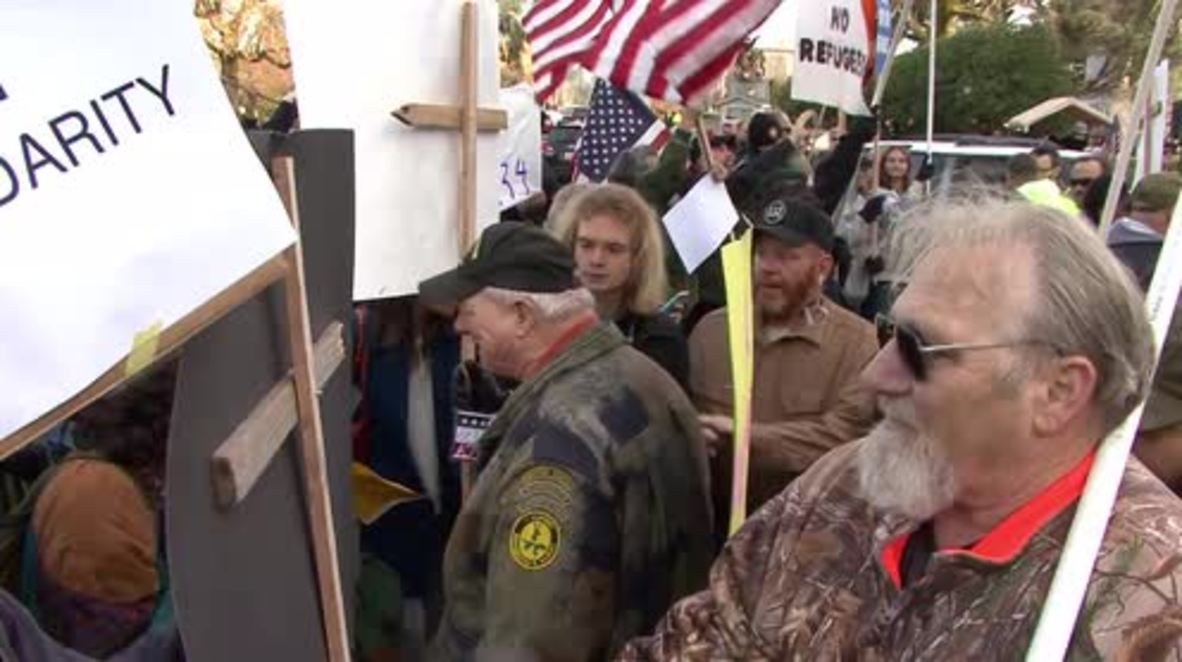 USA: Pro and anti-refugee protesters face-off in Washington