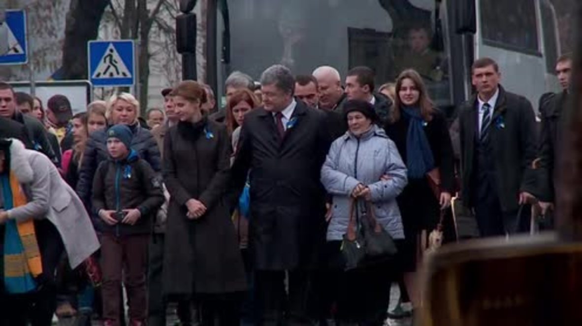 Ukraine: Poroshenko heckled during Euromaidan commemoration in Kiev