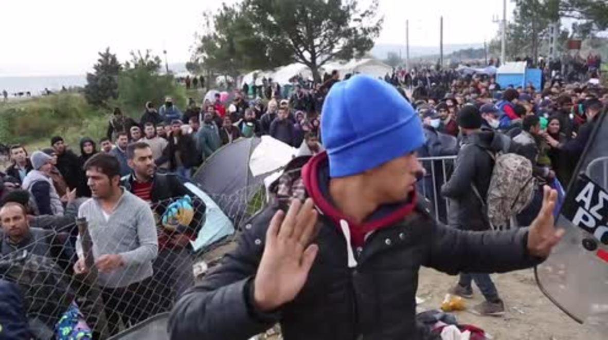 Greece: Refugees break through police lines at Macedonian border