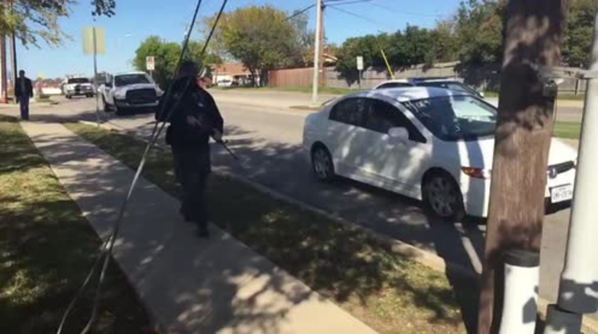 USA: Armed protesters stage show of force outside Texan mosque