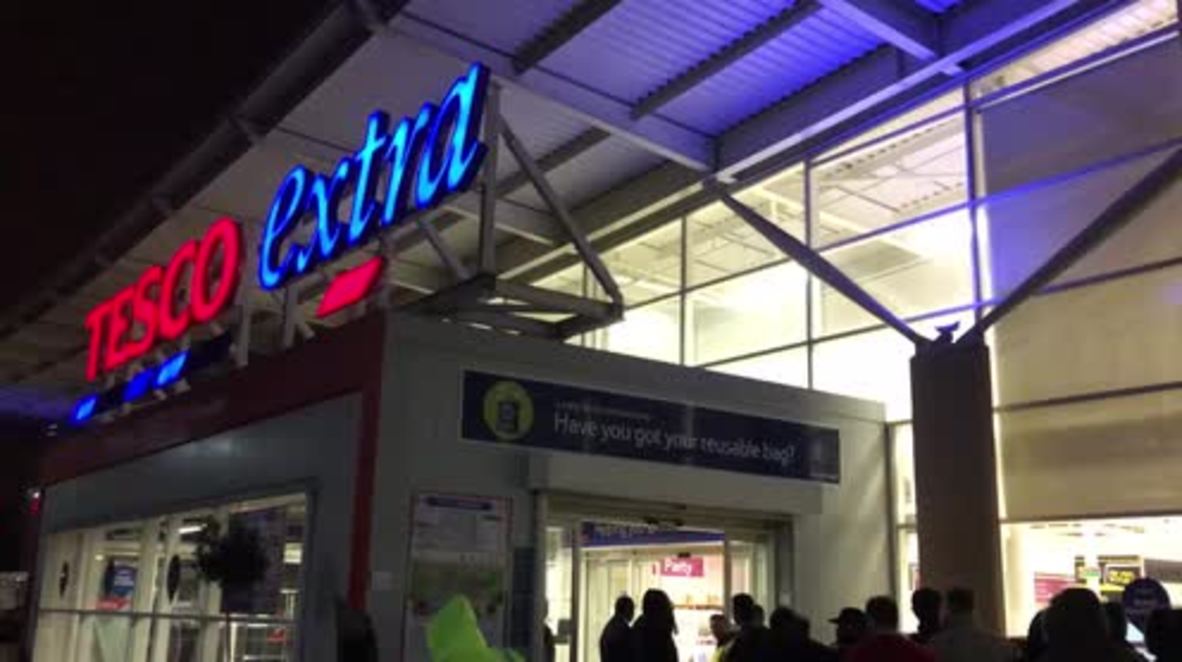 UK: Early bird shoppers hunt for bargains Black Friday kicks off