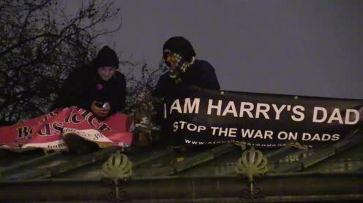 UK: 'I am Harry's Dad' - Fathers' rights activists scale Buckingham Palace