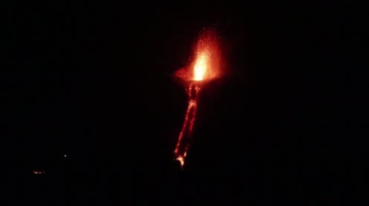 Nicaragua: Momotombo stratovolcano spouts ash and lava