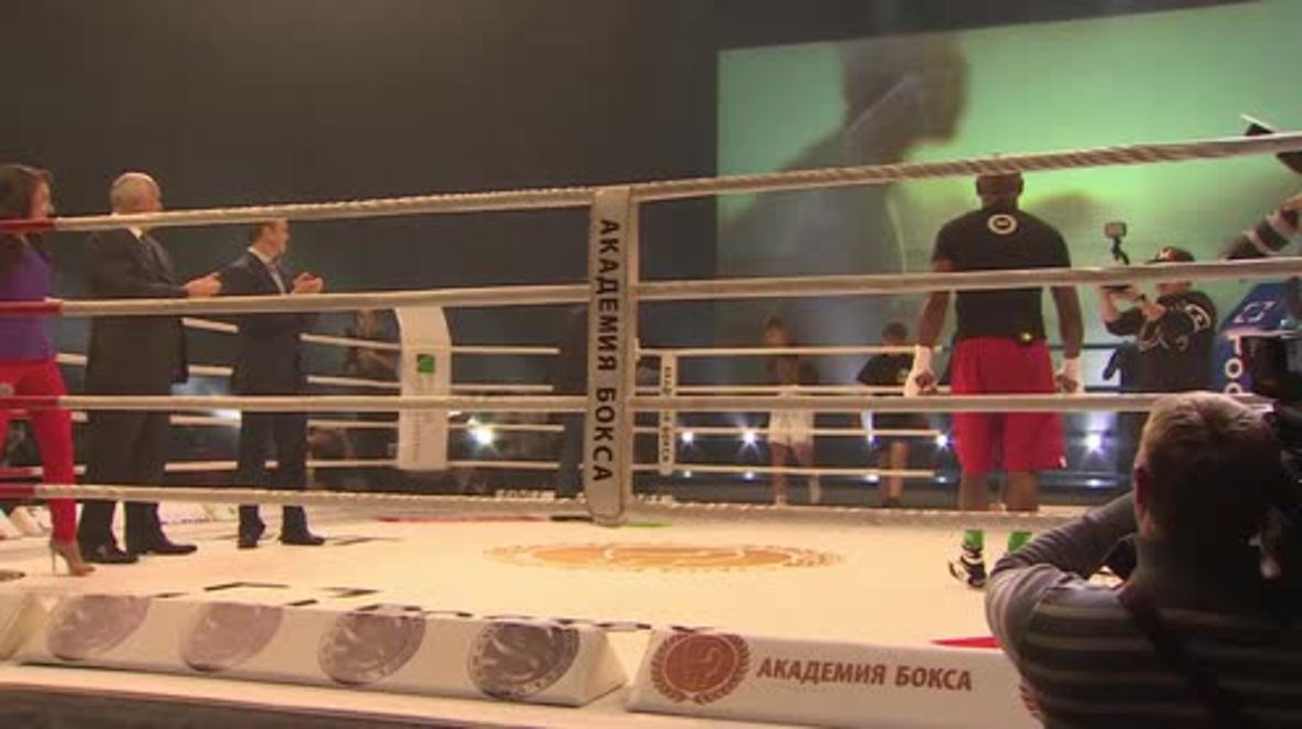 Russia: Floyd Mayweather Jr. leads massive boxing training session in Moscow