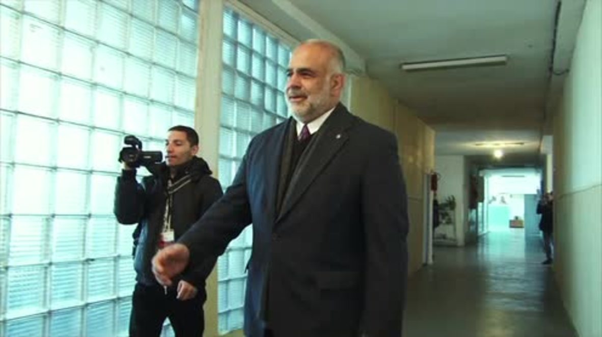 Armenia: Opposition leader tears ballot during referendum on constitutional reforms