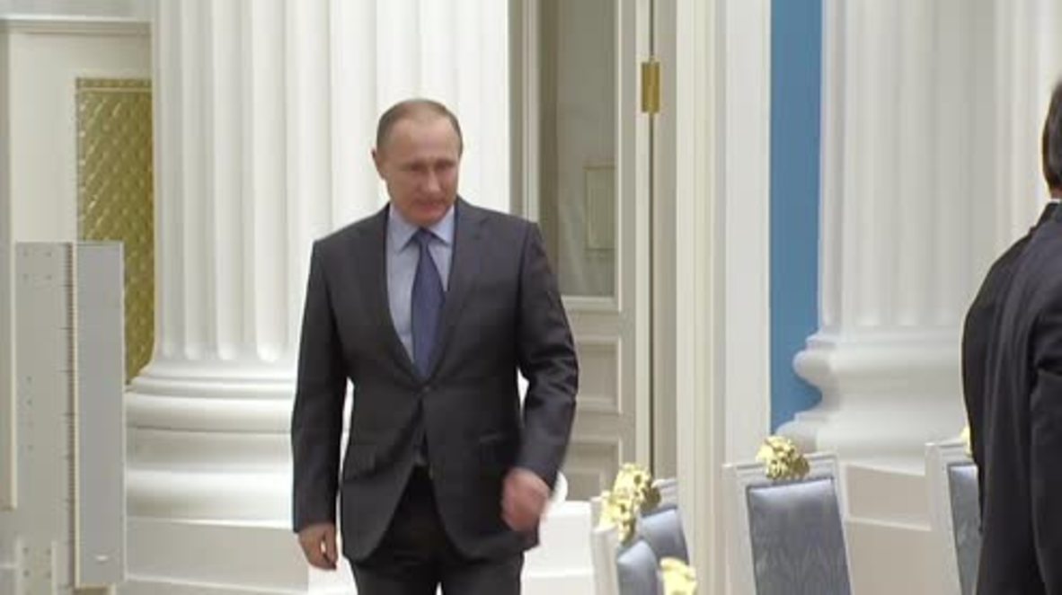 Russia: Putin presents Sports Minister Mutko with English phrasebook on his birthday