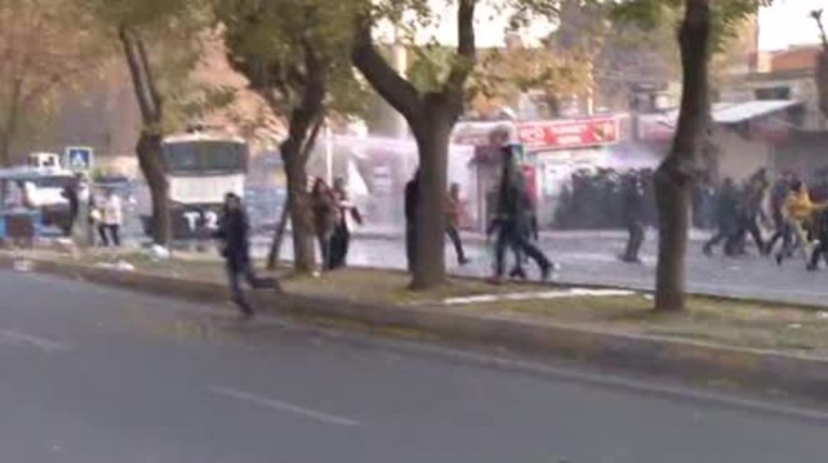 Turkey: Water cannon used against protesters in Diyarbakir as violence continues