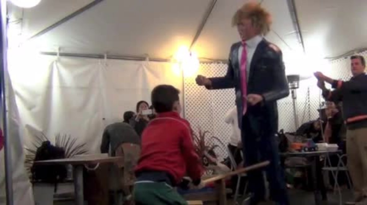USA: Kids DECAPITATE Donald Trump (in pinata form)