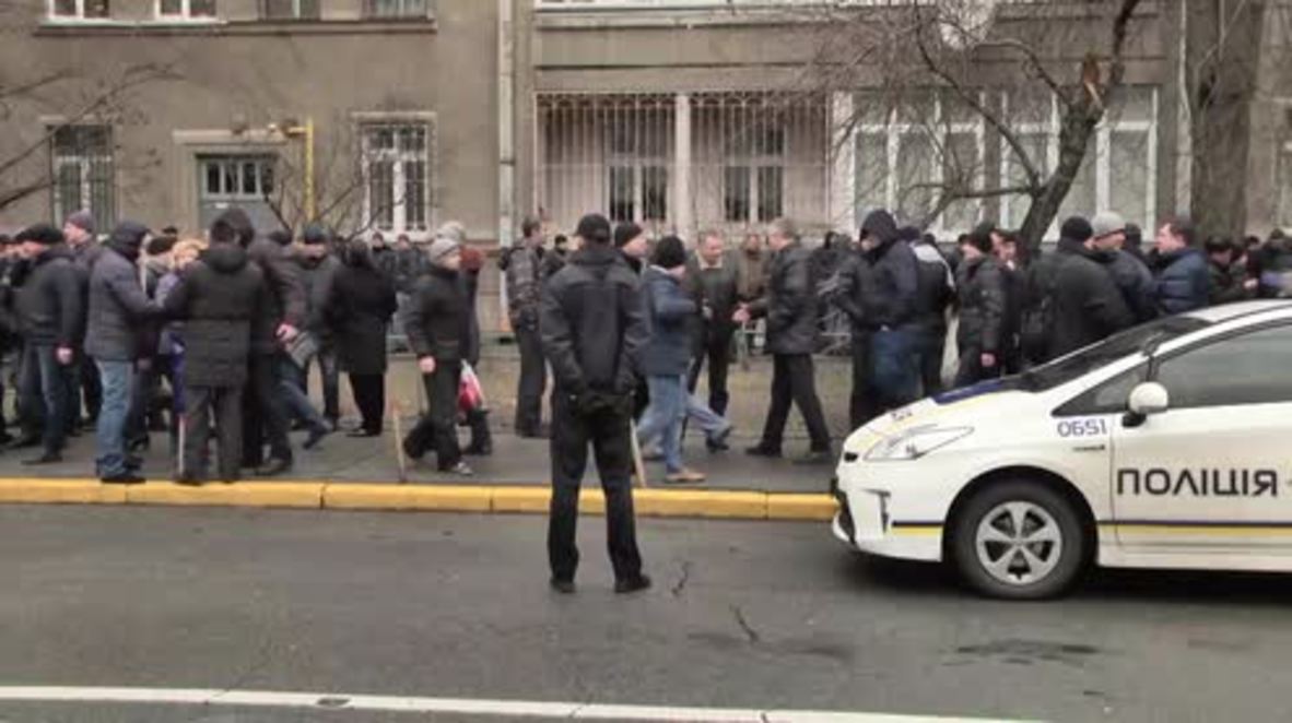 Ukraine: Hundreds of police officers rally against re-certification law in Kiev