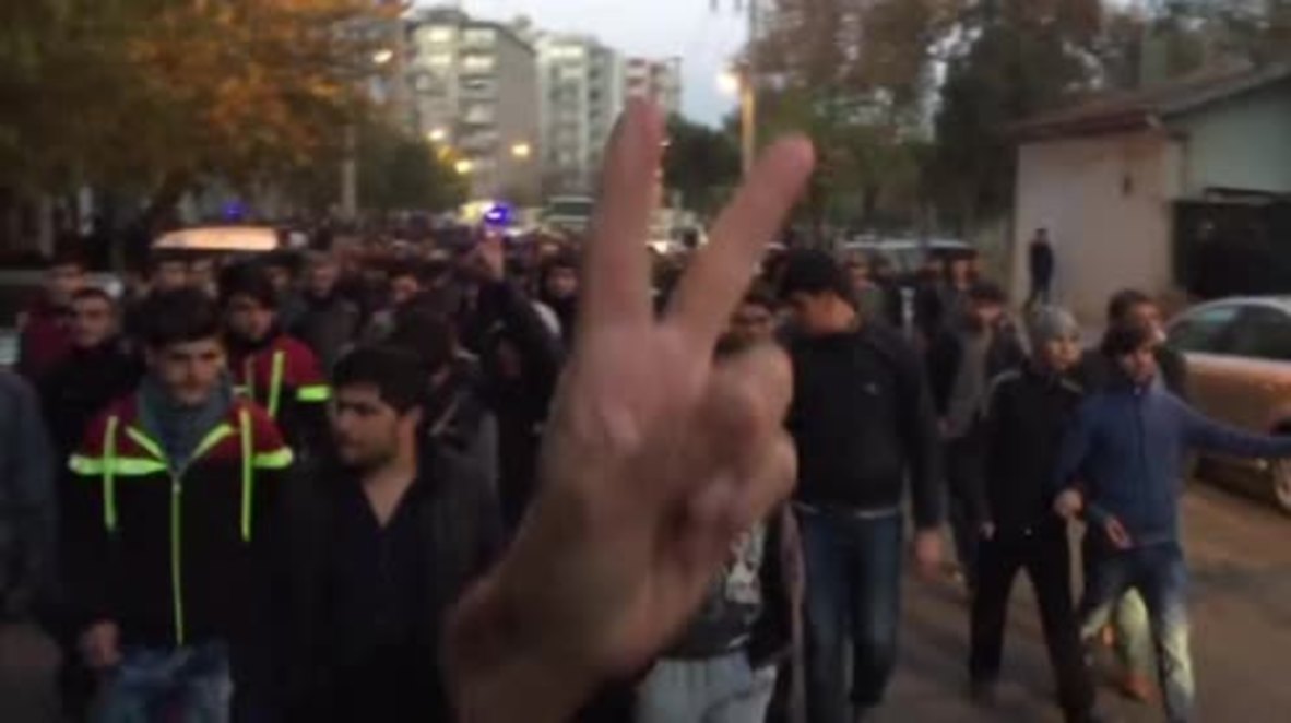 Turkey: Protesters hit with water cannon in Diyarbakir