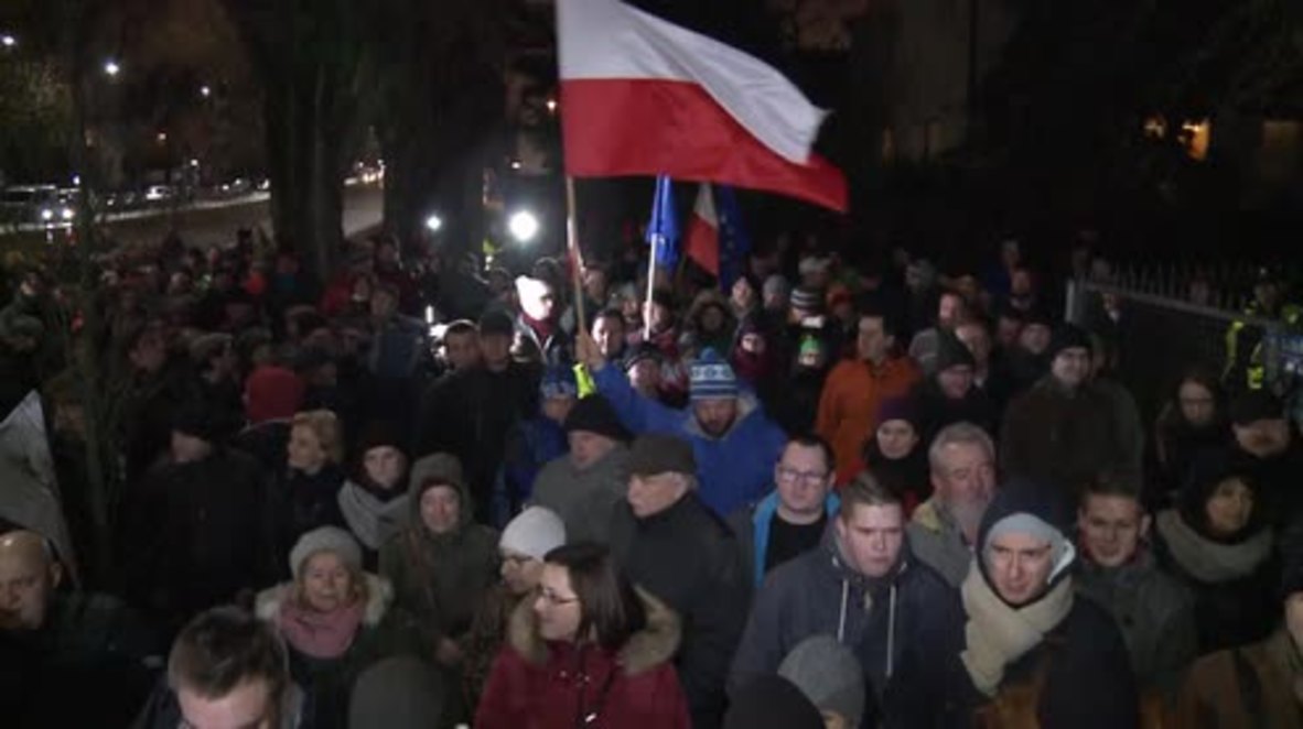 Poland: Hundreds rally outside Law and Justice leader Kaczynski's house