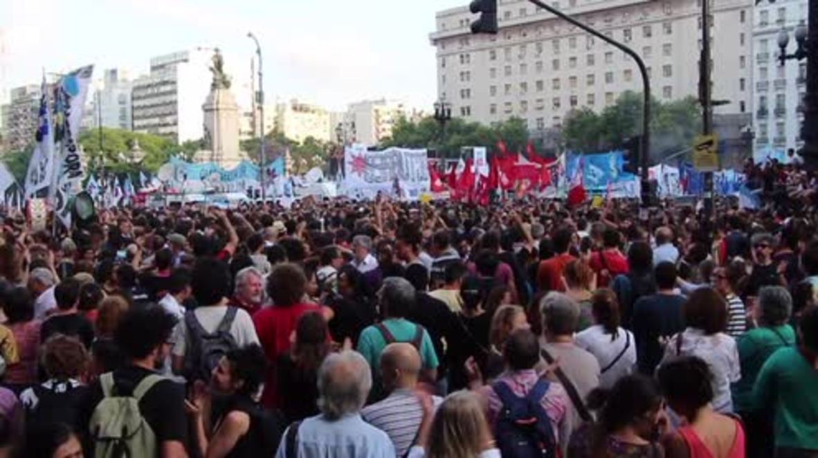 Argentina: Thousands protest measures undertaken by newly elected Macri