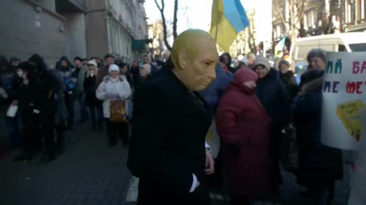 Ukraine: Hundreds demand Sberbank of Russia closes at Kiev protest