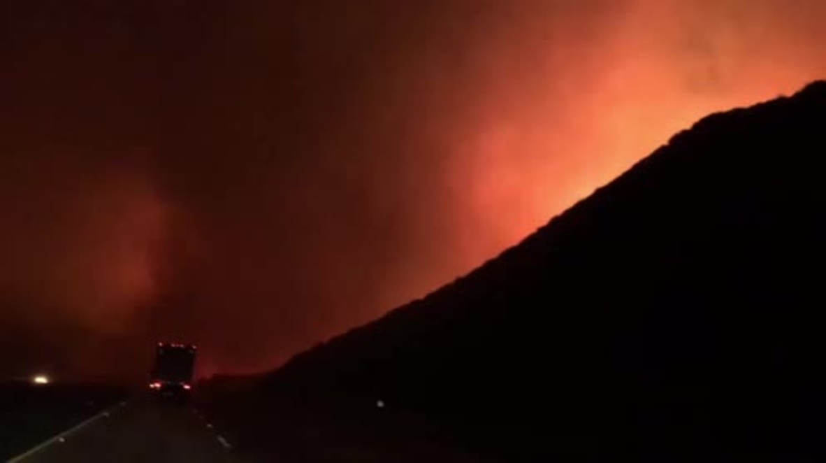 USA: Family drives through blazing California wildfire