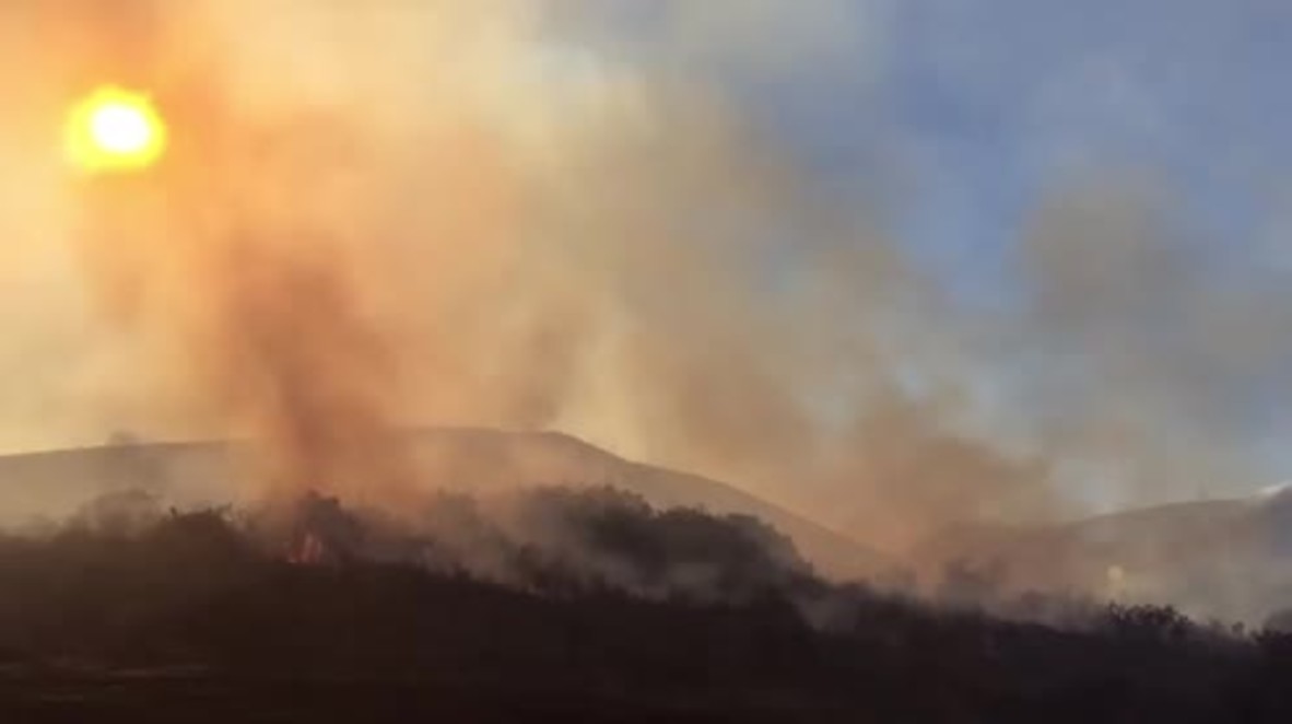 USA: Helicopters battle against 1,200-acre wildfire in California