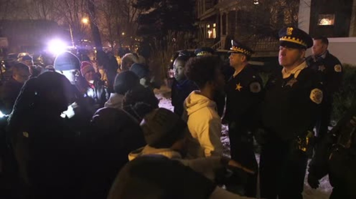 USA: Protesters rally outside Chicago mayor's home, call for resignation