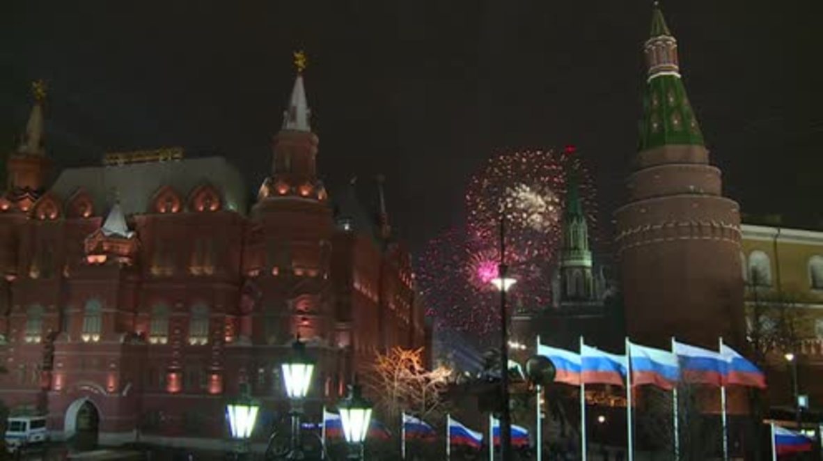 Russia: Muscovites gather on Red Square to celebrate New Year with a bang