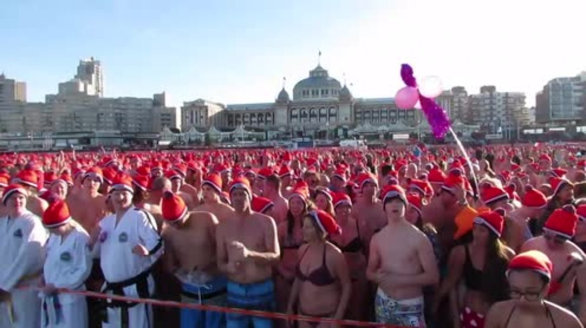Netherlands: 10,000 people take the plunge in Scheveningen New Year's dive
