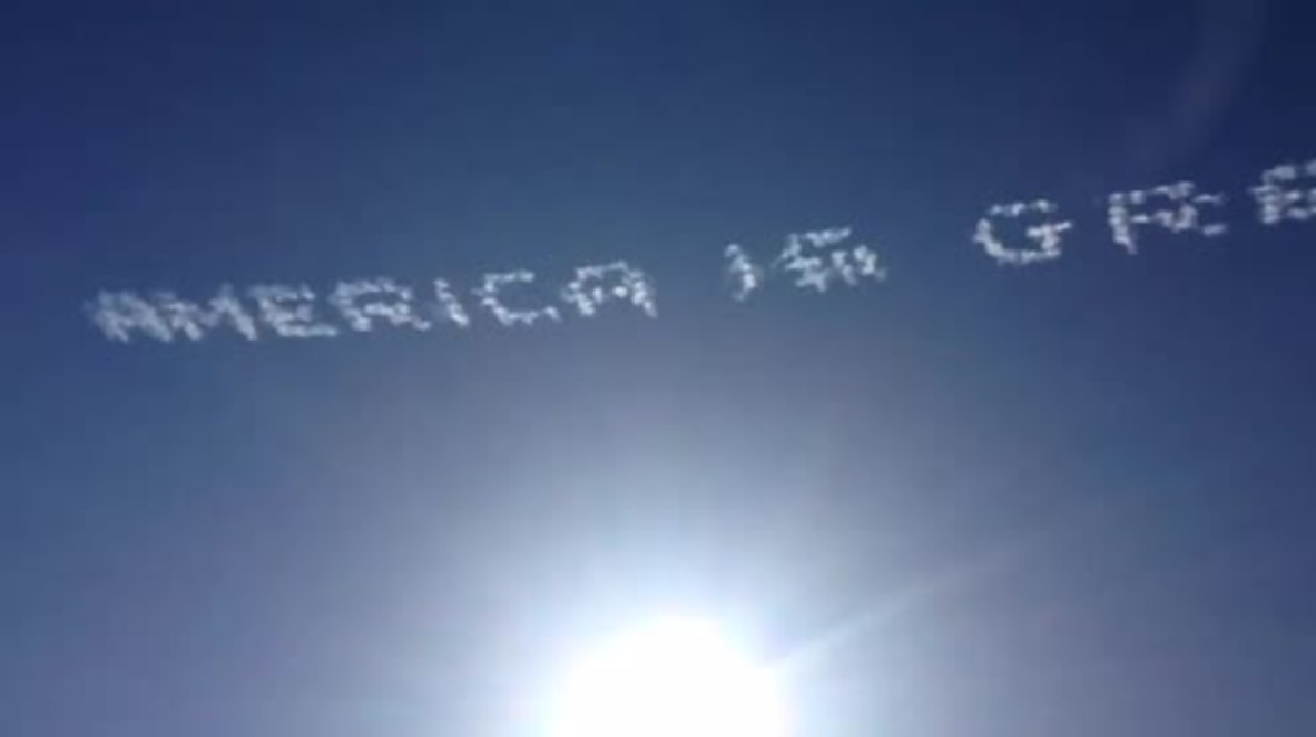 USA: 'Trump is disgusting' appears in sky over Pasadena's Rose Parade